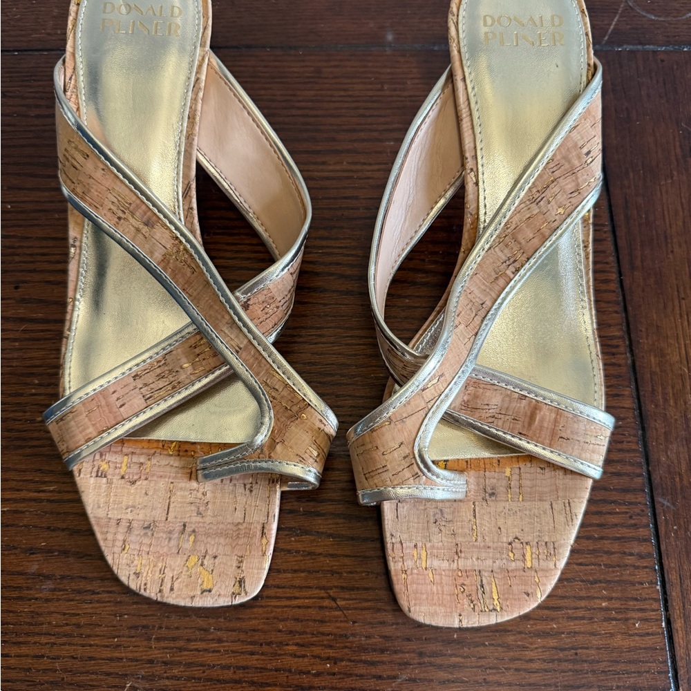 Donald Pliner Cassia cork Gold kitten heel Sandals 10 - Picture 2 of 8